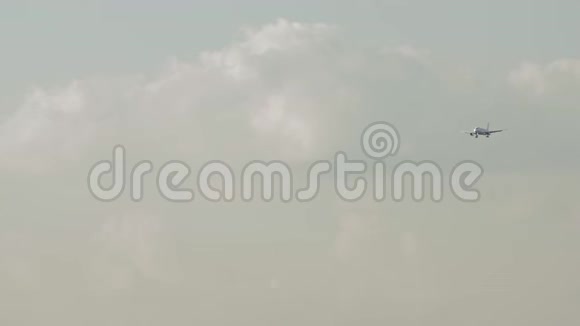 飞机在多云天气和傍晚降落视频的预览图