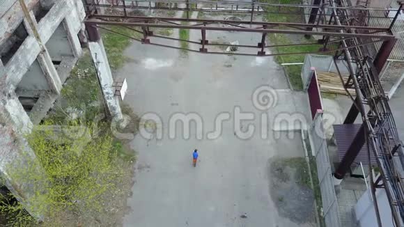 男孩骑着两辆轮式滑板车视频的预览图
