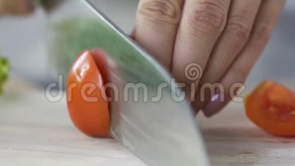 女性用大刀切番茄宏观特写健康营养视频的预览图