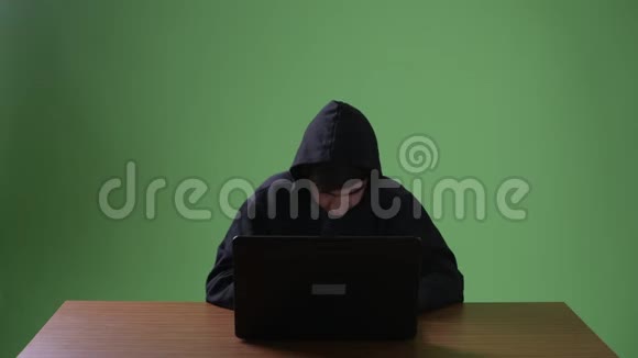 少年电脑黑客绿色背景视频的预览图