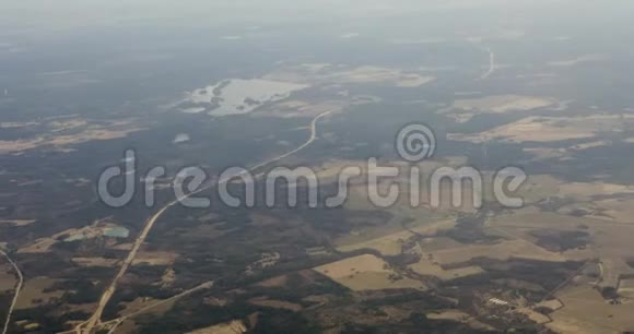从飞机窗看乡村景观视频的预览图