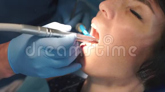 牙科仪器的特写诊所的牙科治疗视频的预览图
