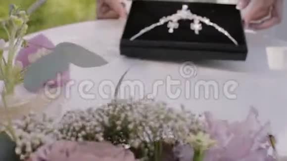 新娘选择珠宝视频的预览图