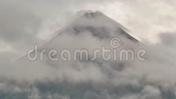 菲律宾比科尔省的马永火山云时间推移多云的雨和多云的天气视频的预览图