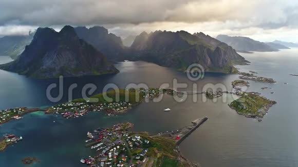 壮丽的4k空中时间流逝全景观景镜面湖上的小乡村景观视频的预览图