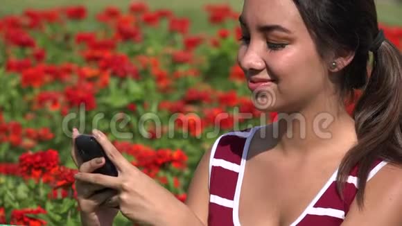 快乐女青少年使用Wifi智能手机视频的预览图