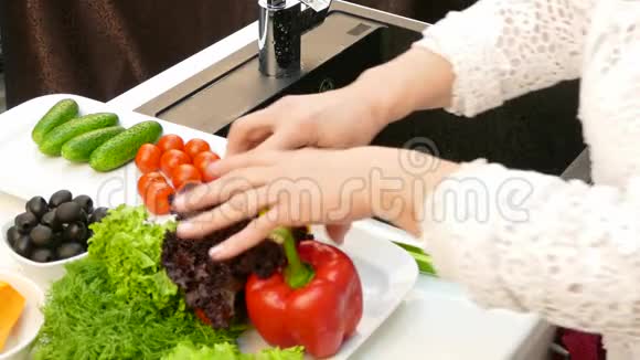 家庭主妇洗辣椒做沙拉视频的预览图