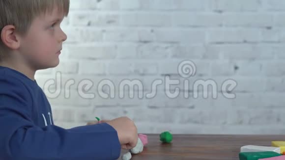 桌子上用塑料制成可爱的小男孩模具视频的预览图