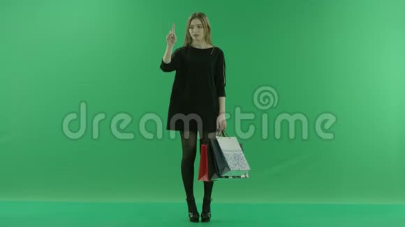 虚拟环境中带袋的年轻女性彩色钥匙绿色背景视频的预览图