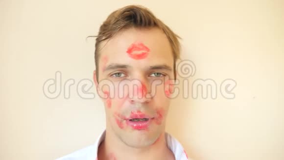 4k慢动作男人衣领上口红年轻人的肖像他整张脸上布满了吻的痕迹视频的预览图