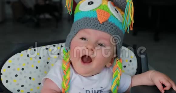 头上戴着滑稽羊毛帽的美丽宝宝视频的预览图