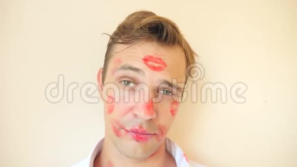 4k慢动作男人衣领上口红年轻人的肖像他整张脸上布满了吻的痕迹视频的预览图