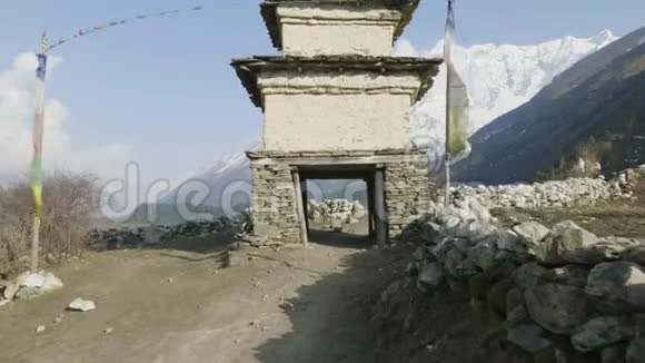 山间尼泊尔萨马岗村大门视频的预览图