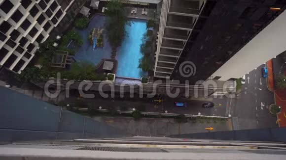 超级慢动作镜头的雨滴下降从摩天大楼的阳台上观看视频的预览图
