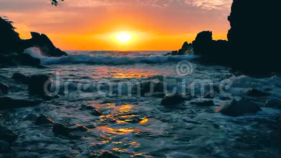 大片蓝色波涛汹涌的海浪缓缓溅起哗啦啦冲破热带泰国海滩太阳神视频的预览图