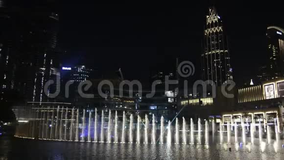 迪拜阿拉伯联合酋长国2018年2月5日迪拜喷泉夜间表演高水位上升视频的预览图