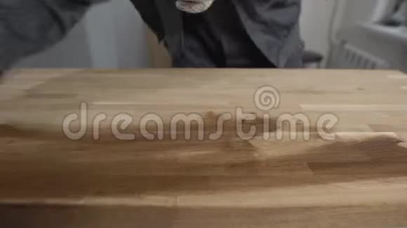 一名男子戴着防护手套用木头工作的近距离射击视频的预览图
