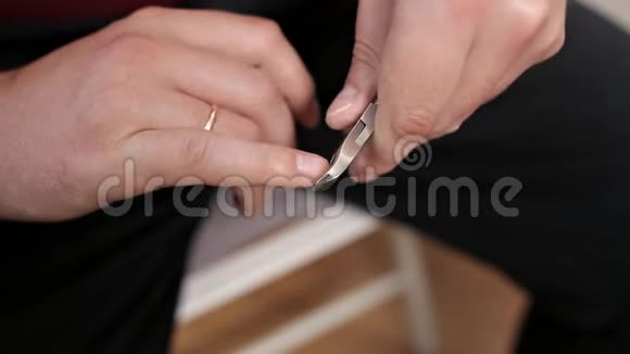 一个男人在家剪指甲美容护理视频的预览图