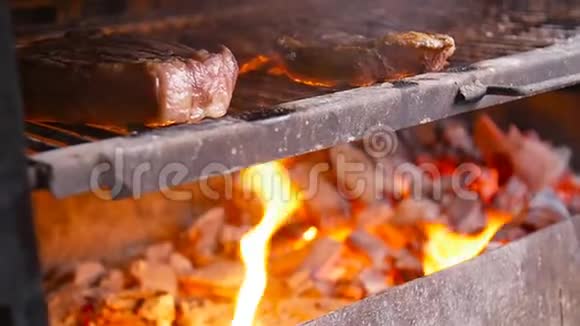 烹饪理念两块烤牛排放在烤架上视频的预览图