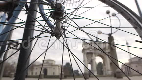 米兰弧形半翼自行车视频的预览图