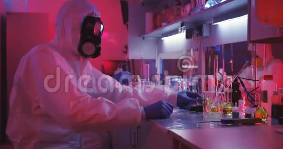 科学家在实验室里用红光工作视频的预览图