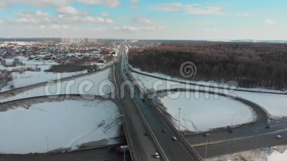 冬季公路上的鸟瞰图大型交通交汇处视频的预览图
