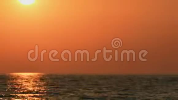 日落于大海风景时间流逝黄昏到夜晚视频的预览图