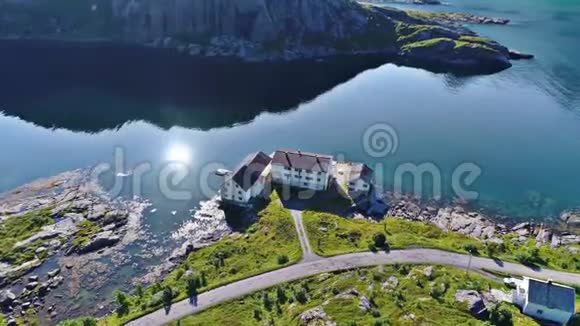 4k无人驾驶飞机通过平静的蓝色镜面湖泊在乡村上空盘旋视频的预览图