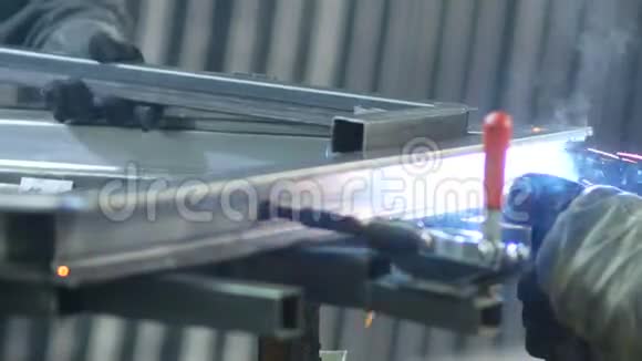 工厂生产的工人器具设备安全罩及Tig焊钢管视频的预览图
