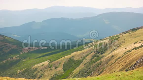 夏季群山青山的全景视频的预览图