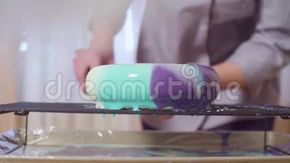 糖果手用镜面釉从网格中取出蛋糕视频的预览图
