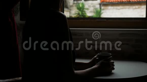 女孩坐在酒店的圆桌旁的窗口视频的预览图
