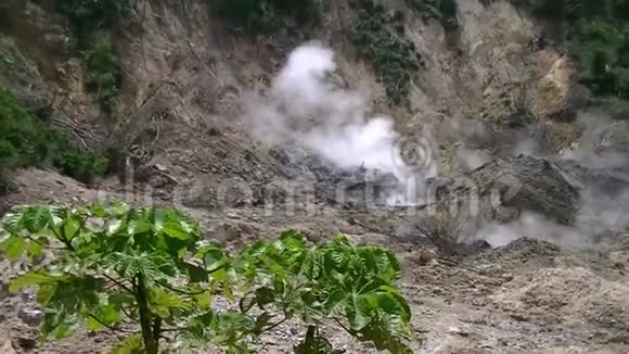 从圣卢西亚的岩石中冒出的烟视频的预览图