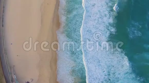 邦迪海滩海岸线的空中透视视频的预览图