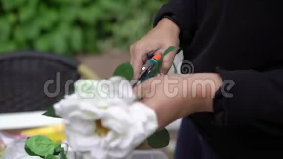 布置人工花卉装饰年轻女子花艺制作组织DIY人造花工艺和视频的预览图