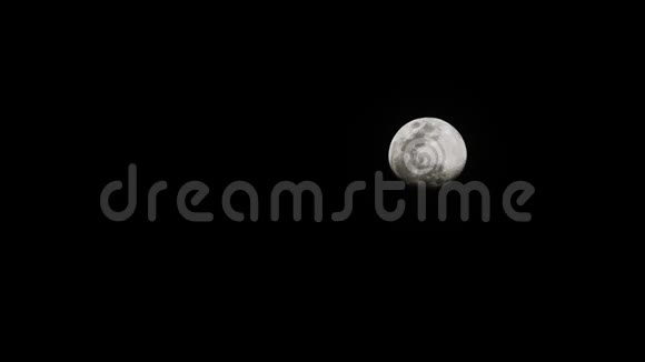 月圆在漆黑的夜空中快速上升视频的预览图