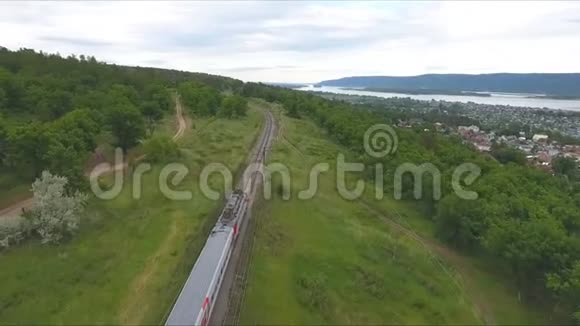 乘火车前往铁路抵御夏日的风景视频的预览图