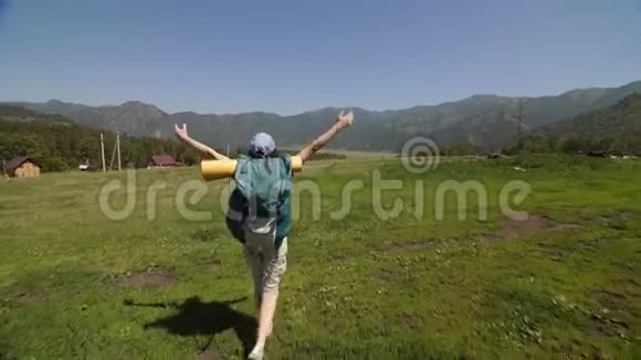 年轻的背包客站在山顶上享受着清晨的山谷景色视频的预览图