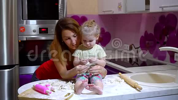 厨房里的幸福家庭视频的预览图