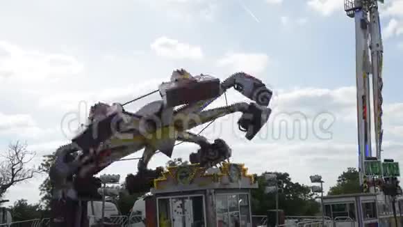 联合王国切尔滕纳姆2019年6月22日游乐园车轮旋转机极速旋转视频的预览图