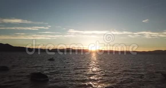 日落时从塔霍湖的德隆俯瞰美景视频的预览图