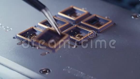 技术员把微型芯片放在电线接头上视频的预览图