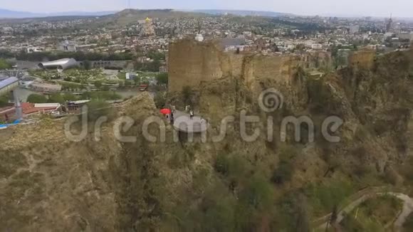 格鲁吉亚第比利斯的纳里卡拉古堡历史景点鸟瞰视频的预览图