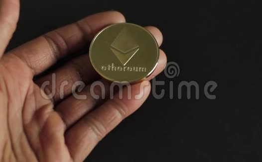 埃瑟姆硬币握在手里视频的预览图
