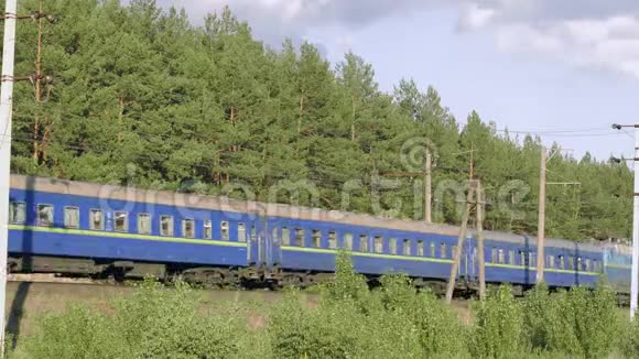 郊区火车白天视频的预览图