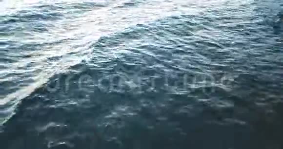 水面波浪的空中景观视频的预览图