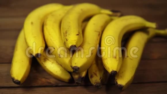 成熟的湿香蕉躺在木桌上视频的预览图