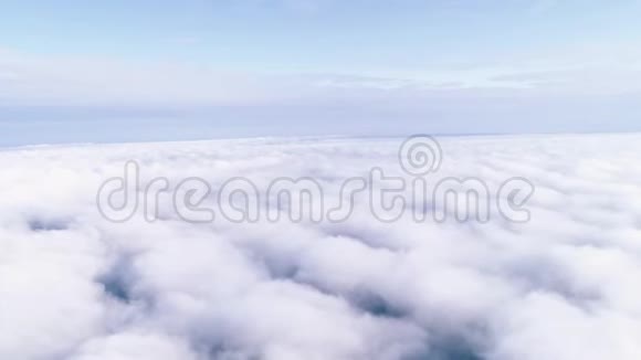 在云层上方飞行从上面看多云的天空视频的预览图