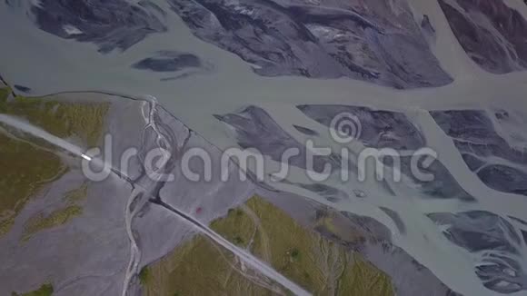 冰岛冰川河流和道路的鸟瞰图视频的预览图