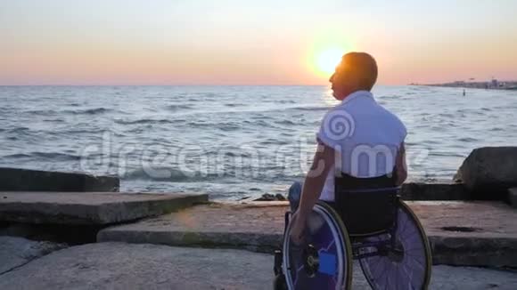 幸福的一对轮椅上的残疾人牵着怀孕女孩的手视频的预览图